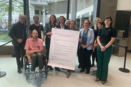 Overhandiging oproep tot actie pesticiden.jpg