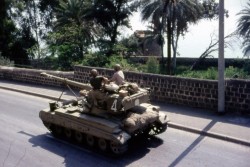 Deze tank reed door Tiberias, vlak voor ons huis langs, op weg naar het noorden. Achter de 2e muur op de foto ligt het meer. 
